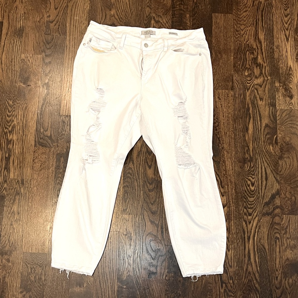 **WHITE!** Judy Blue Boyfriend Fit Distressed jeans. 18W